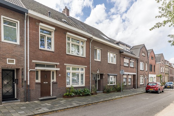 Foto - Te koop: Karakteristiek wonen met de duurzaamheid van nu! Verrassend ruime tussenwoning (1938) met 5 slaapkamers, hybride warmtepomp en Energielabel A nabij het centrum van Heerlen. 